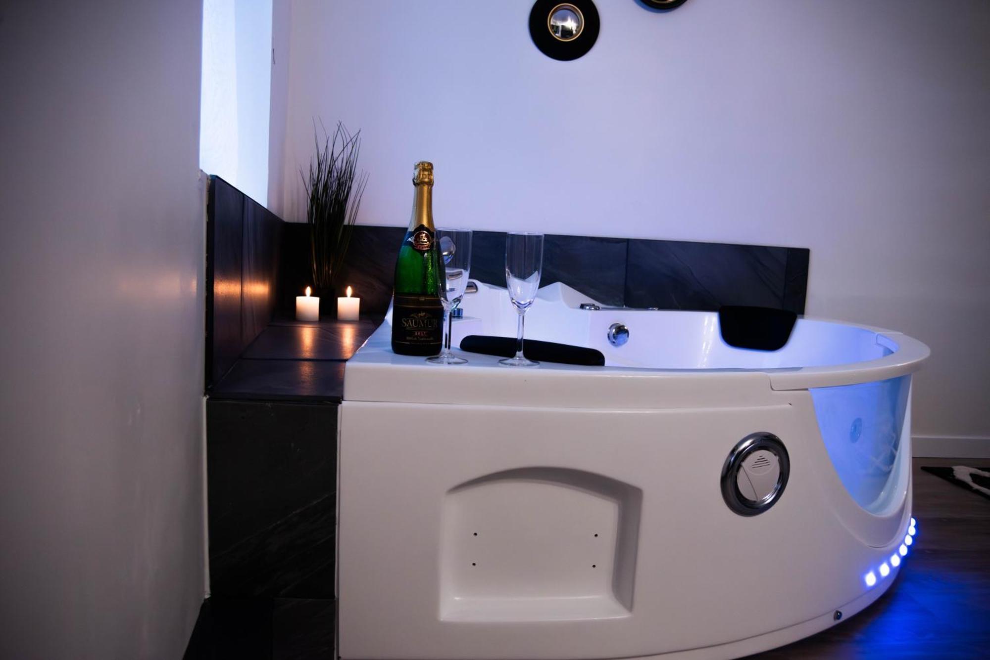 Suite Romantique Jacuzzi Moulins  Exterior foto