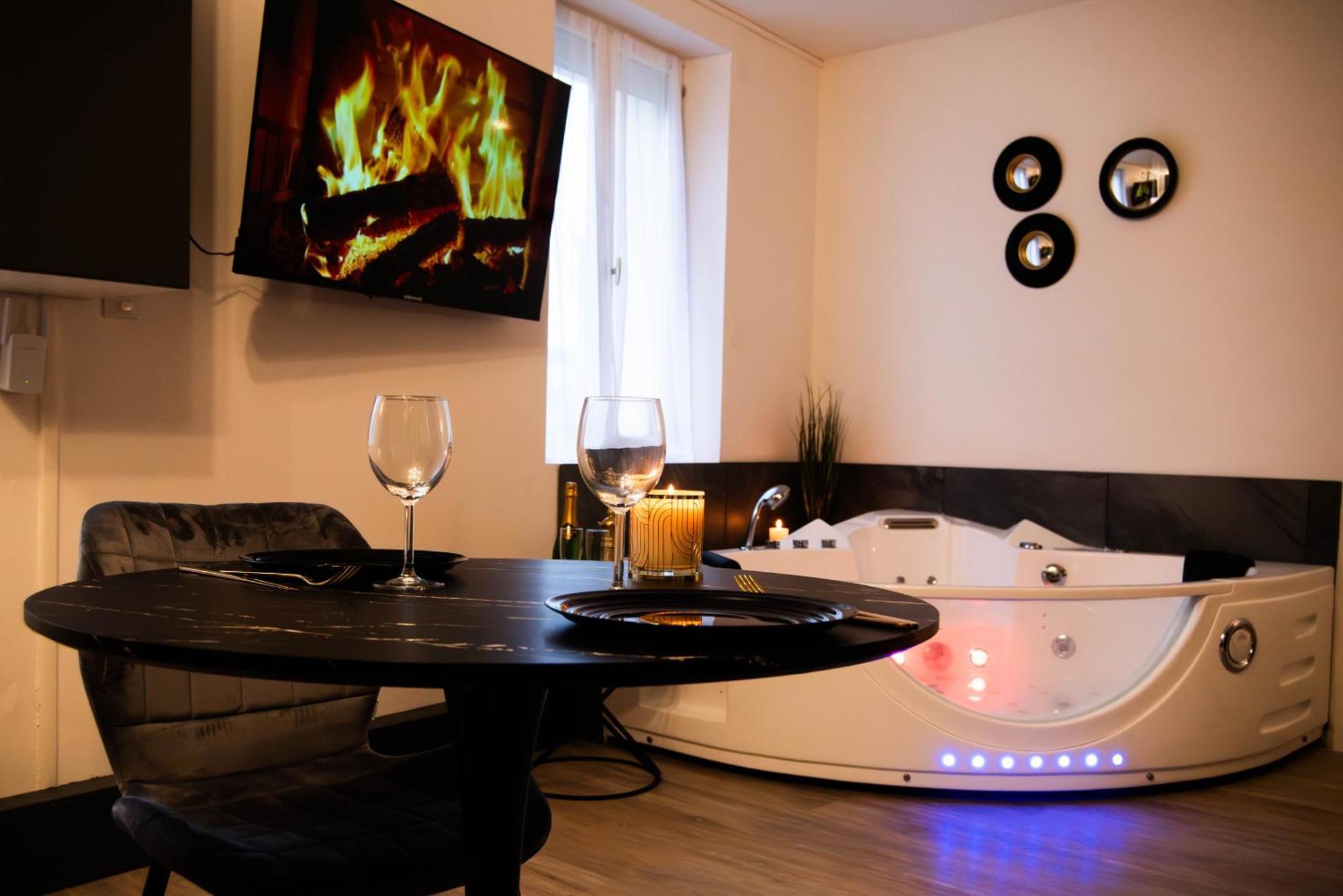 Suite Romantique Jacuzzi Moulins  Exterior foto