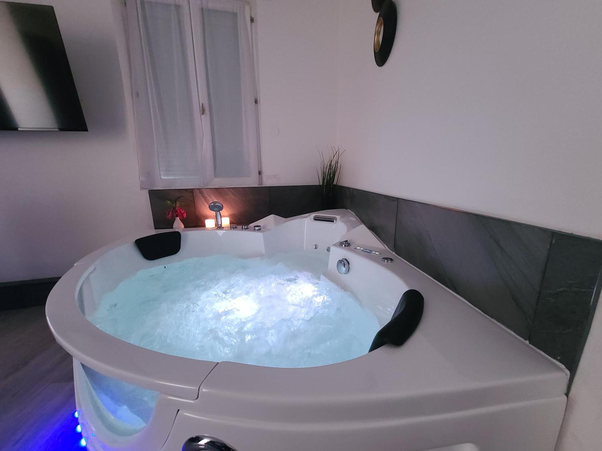Suite Romantique Jacuzzi Moulins  Exterior foto